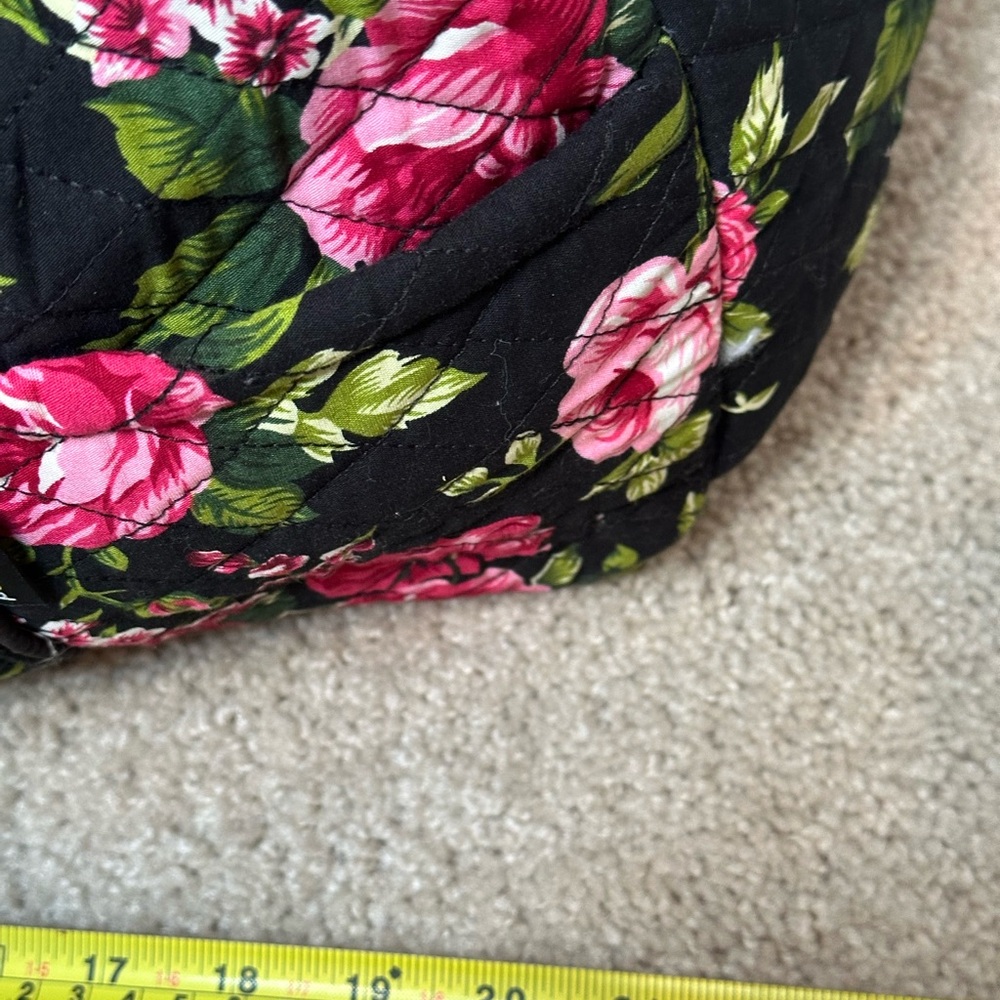 Traveland Floral Women's roses red and green Travel Bag, great condition - Picture 5 of 8